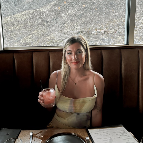 Meet your Posher, Stephanie - Picture 2 of 6